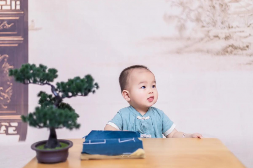 拉萨怀孕肚子中间凹两边凸