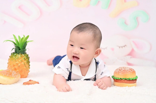 拉萨宝宝在妈妈肚子里